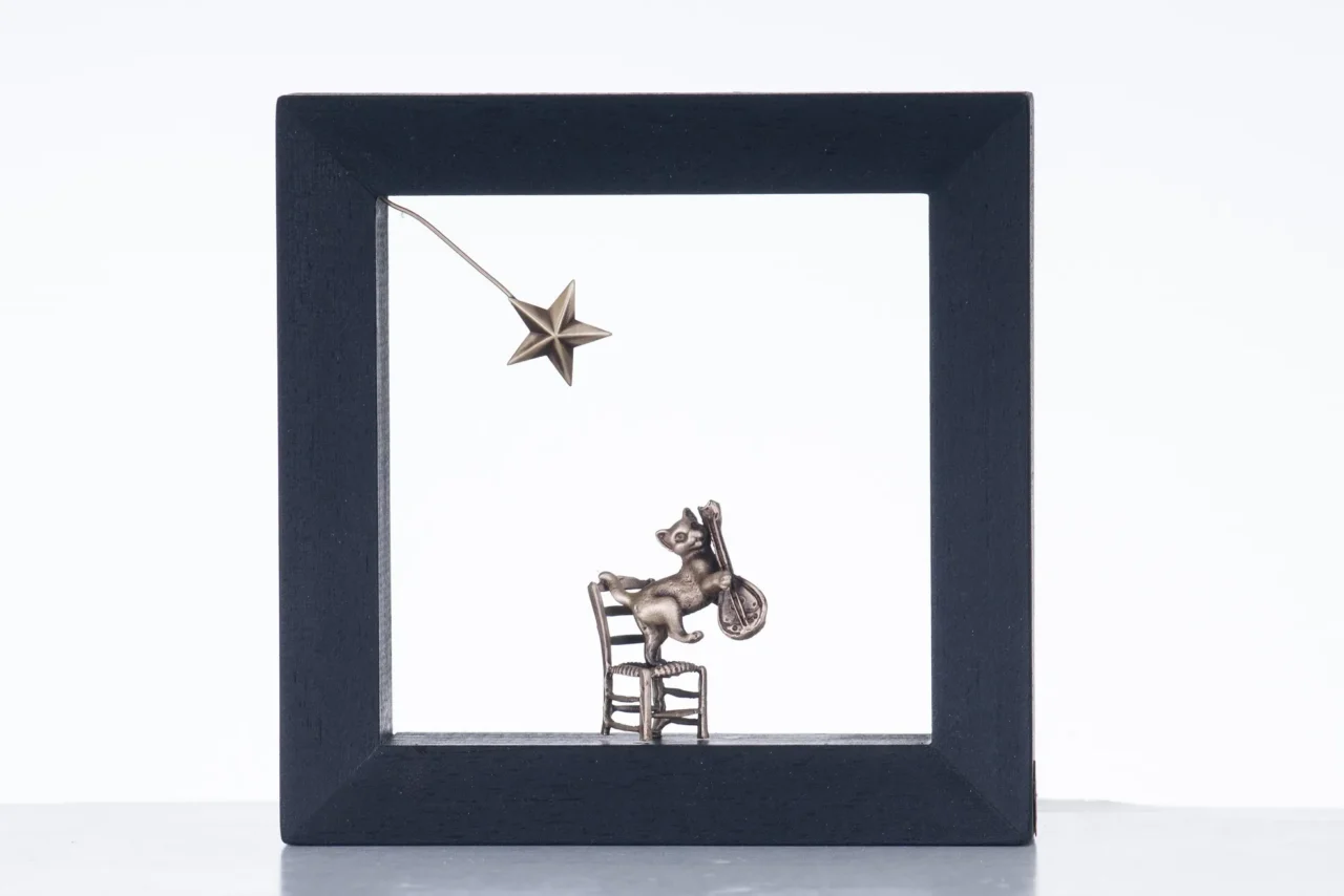 FRAME - 718