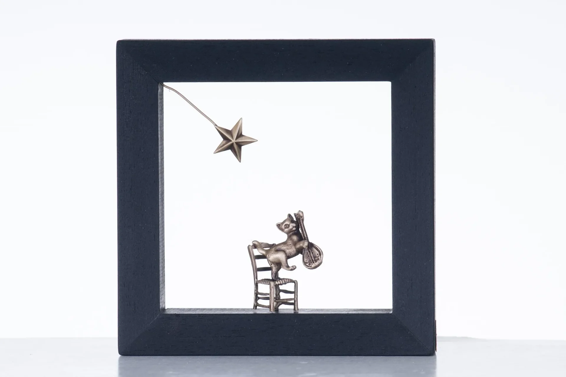 FRAME - 718